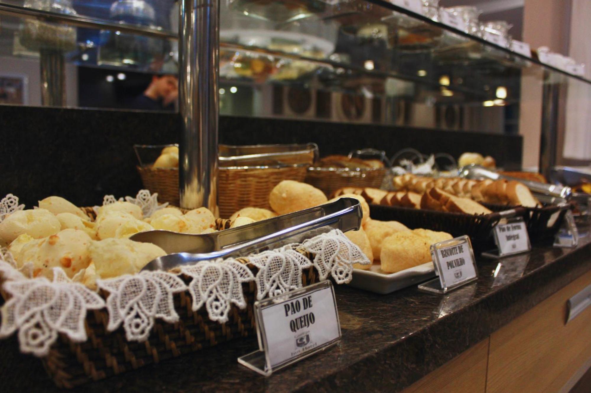 Gontijo Inn Hotel Itajubá Exterior foto Pão de queijo at a buffet
